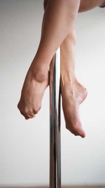 Крупный План Красивые Женские Ноги Изящно Спиннинг Танец Полюса Фоне — стоковое видео