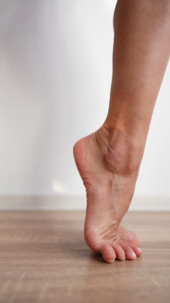 Вертикальне Відео Красиві Тонкі Жіночі Ноги Стоять Паркетній Підлозі Тлі — стокове відео