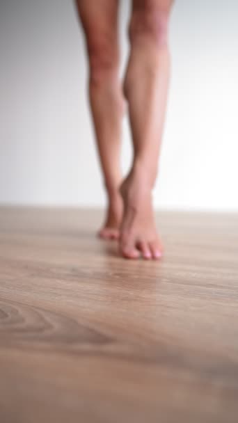 Video Vertikal Beautiful Slim Female Legs Stand Parquet Floor Background — Stok Video