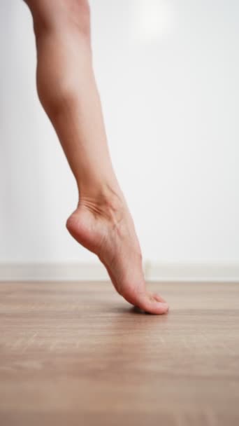 Vertikales Video Schöne Schlanke Weibliche Beine Stehen Auf Dem Parkettboden — Stockvideo
