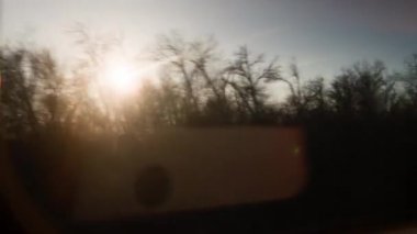 Güzel bir gün batımında kurşun tren raylarında ilerliyor. Seyahat ve trenle seyahat. Trenlerin boş pencerelerinde iç görünüm.