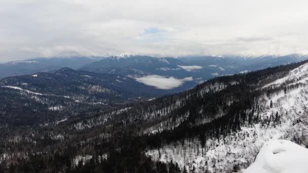 曇り空のショットで美しい冬の山の風景 スキーリゾート Top View — ストック動画