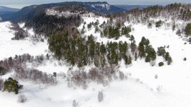 Güzel Kış Dağı manzarası Bulutlu Gün Hava Çekimi. Kayak Resort Üst Görünümü.