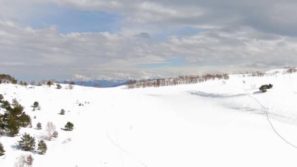 Piękny Zimowy Krajobraz Górski Pochmurny Dzień Zdjęcia Lotnicze Ośrodek Narciarski — Wideo stockowe