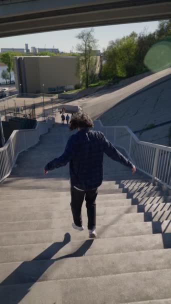 Vertikal Video Ein Glücklicher Mann Springt Eine Lange Treppe Hinunter — Stockvideo