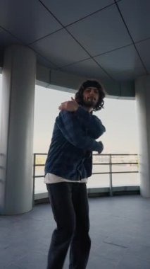 Dikey Video, Şık Sokak Dansçısı Şehir Arkaplanında Hip Hop ve Breakdance. Moda Giyimli Modern Adam Şehir Caddesinde Dans Ediyor. Yavaş Hareket.