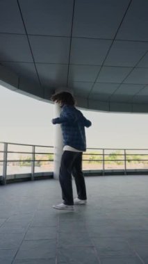 Dikey Video, Şık Sokak Dansçısı Şehir Arkaplanında Hip Hop ve Breakdance. Moda Giyimli Modern Adam Şehir Caddesinde Dans Ediyor. Yavaş Hareket.