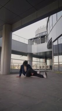 Dikey Video, Şık Sokak Dansçısı Şehir Arkaplanında Hip Hop ve Breakdance. Man, Dance and Hip Hop Style, Şehir Alanında Açık Hava Egzersizi. Yavaş Hareket.