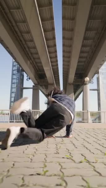 Vertical Video Stylish Modern Guy Dancing Breakdance City Street Módní — Stock video