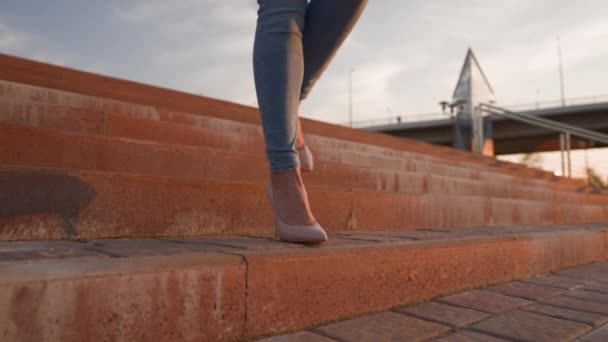 Smala Kvinnliga Ben Högklackade Skor Promenera Sunset Light Stadsparken Kvinna — Stockvideo