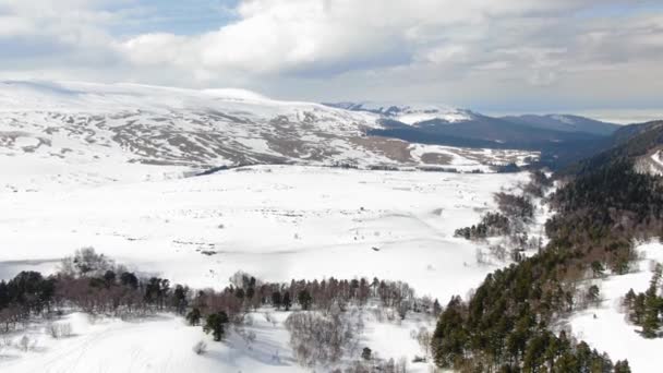 云天空中拍摄的美丽的冬山风景 Ski度假村顶视图 — 图库视频影像