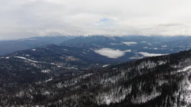 Güzel Kış Dağı manzarası Bulutlu Gün Hava Çekimi. Kayak Resort Üst Görünümü.