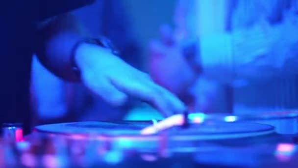 Blandar Låtar Konsol Upplyst Färgmusik Nattklubbsfest Mixer Controller Skrivbord Night — Stockvideo