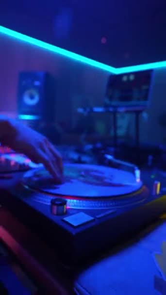 Vertikale Video Mischt Tracks Auf Mischpult Beleuchtete Farbmusik Nachtclub Party — Stockvideo