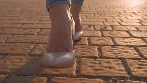 Smala Kvinnliga Ben Högklackade Skor Promenera Sunset Light Stadsparken Kvinna — Stockvideo
