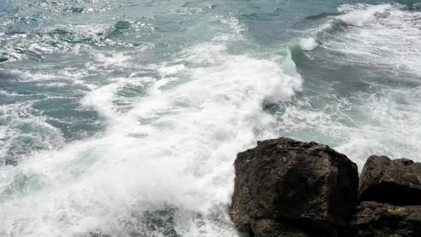 Mořské Vlny Valí Přes Skály Bouře Špatné Počasí Moři Super — Stock video
