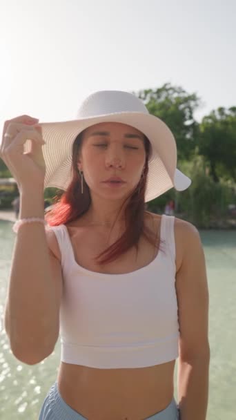 Κάθετη Βίντεο Όμορφη Γυναίκα Στο Καπέλο Και Ένα Τσιρότο Στη — Αρχείο Βίντεο
