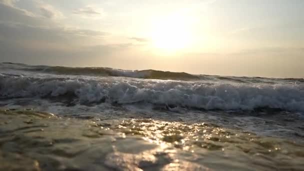 美丽落日下的海平线 海滩和日落的阳光 暑假的概念 夏天的时间 慢动作 — 图库视频影像