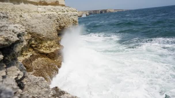 Meereswellen Spülen Über Die Felsen Sturm Und Schlechtes Wetter Auf — Stockvideo