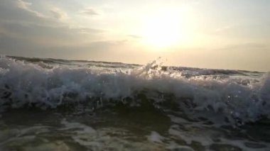 Güzel bir günbatımında deniz ufku. Deniz plajı ve gün batımı. Yaz tatili kavramı. Yaz zamanı. Yavaş çekim.