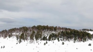 Güzel Kış Dağı manzarası Bulutlu Gün Hava Çekimi. Kayak Resort Üst Görünümü.