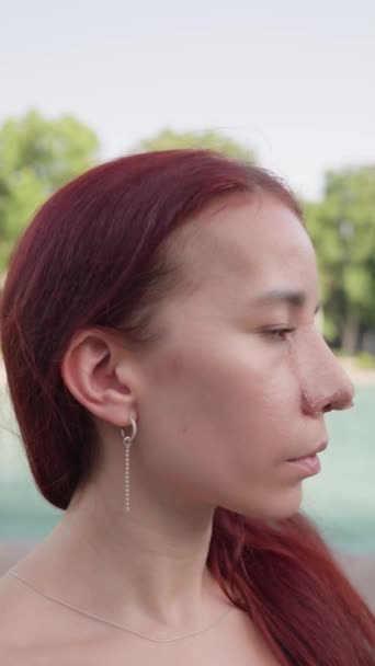 Vertikální Video Krásná Žena Náplastí Nose Plastice Nosu Chirurgie Pózu — Stock video
