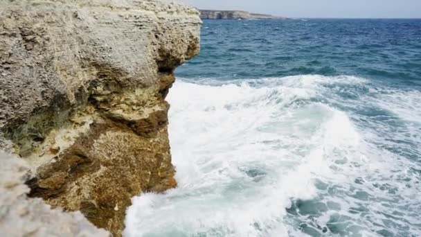 Fale Morskie Zalewają Skały Burza Zła Pogoda Morzu Bardzo Zwolnionym — Wideo stockowe