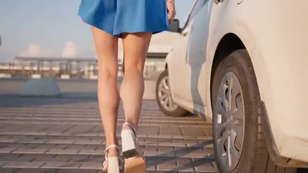 スリムレッグとフィギュアウォークとドライバーシートの白い車に座っている魅惑的な女性 魅力的な ガールドライバー ショート スカート Gets — ストック動画