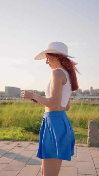 Κάθετη Βίντεο Happy Woman Slim Figure Smiles Walks City Park — Αρχείο Βίντεο