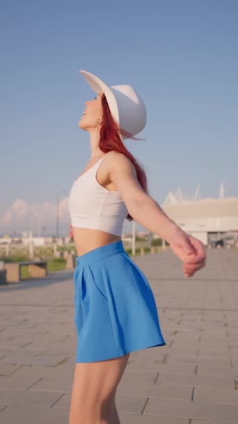 Κάθετη Βίντεο Happy Beautiful Woman White Hat Spinning Joy Success — Αρχείο Βίντεο