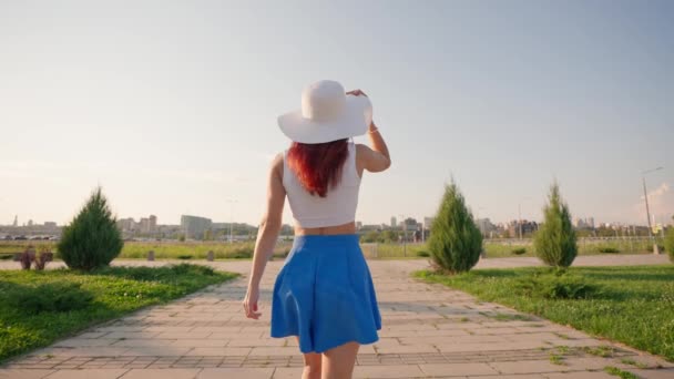 Şehir Parkında Mutlu Özgür Hisseden Güzel Zayıf Bir Kadının Arka — Stok video
