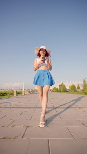 Vertical Video Happy Woman Slim Figure Smiles Walks City Park — Stock Video