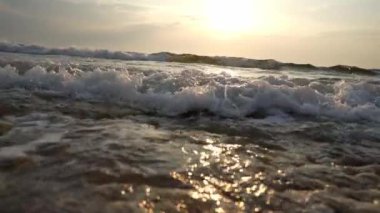 Güzel bir günbatımında deniz ufku. Deniz plajı ve gün batımı. Yaz tatili kavramı. Yaz zamanı. Yavaş çekim.