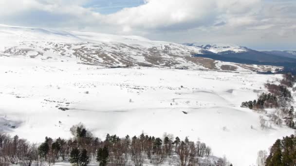 Bela Paisagem Montanha Inverno Dia Nublado Tiro Aéreo Ski Resort — Vídeo de Stock