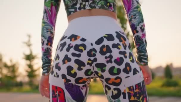 Atletische Vrouw Strakke Legging Hurkt Achtergrond Van Een Zonsondergang Sexy — Stockvideo