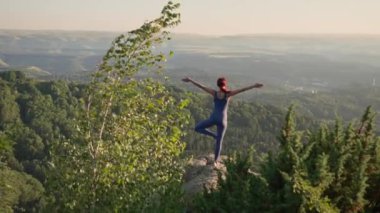 Genç Atletik Kadın dağın tepesinde meditasyon yapıyor, Zen Yoga Doğada Meditasyon. Güzel Slim Girl dışarıda ruhani yoga yapıyor. Yavaş Hareket.