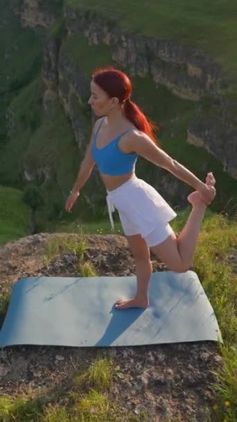 비디오 운동선수 여자는 산에서 포즈를 스포츠 기차와 산에서 연습을 스트레칭 — 비디오