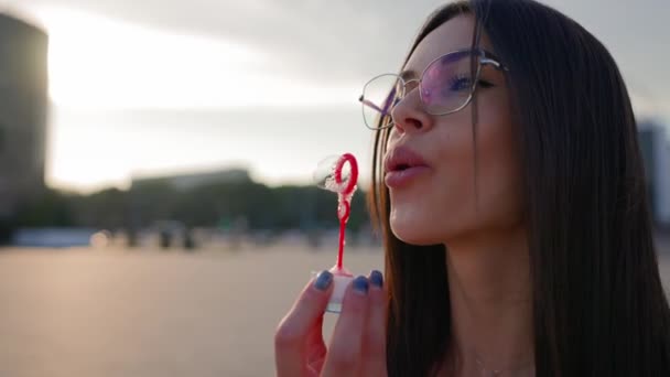 Hermosa Mujer Gafas Soplando Burbujas Jabón Aire Libre Slow Motion — Vídeo de stock