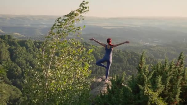 Mulher Atlética Jovem Meditando Topo Montanha Zen Yoga Meditação Natureza — Vídeo de Stock