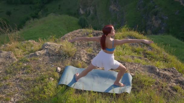Atletische Vrouw Doet Yoga Poses Top Van Een Berg Tijdens — Stockvideo