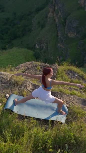 Pionowy Film Atletyczna Kobieta Uprawiająca Jogę Pozowała Górze Podczas Zachodu — Wideo stockowe