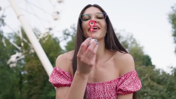 Piękna Kobieta Okularach Dmuchanie Baniek Mydlanych Zewnątrz Slow Motion Shot — Wideo stockowe