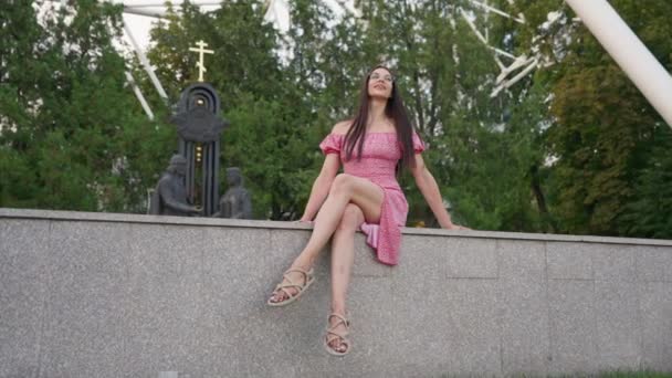 Привлекательная Брюнетка Отдыхает Открытом Воздухе Городском Парке Радостная Девочка Сидит — стоковое видео