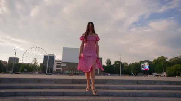 Happy Brunette Woman Pink Dress Glasses Walks City Street Sorrisos — Vídeo de Stock