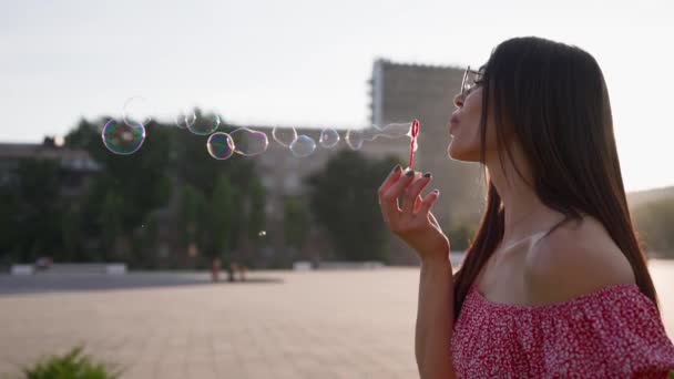 Happy Woman Blowing Soap Bubbles Yang Cantik Jalan Masa Kanak — Stok Video