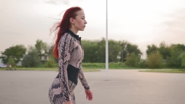 Slim Woman Červenými Vlasy Sportovních Kombinézách Kolečkové Brusle Krásná Šťastná — Stock video