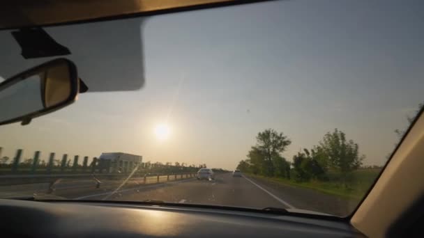 Widok Wnętrza Samochodu Autostradzie Zachodzie Słońca Przednia Szyba Pojazdu Podczas — Wideo stockowe