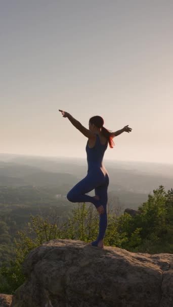 Vertikal Video Ung Atletisk Kvinna Mediterar Toppen Berget Zen Yoga — Stockvideo