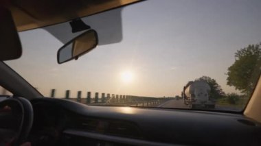 Sunset Otoyolu 'ndaki Bir Sürücü Aracının İçinden Görüntü. Yolda Araba Kullanırken Bir Aracın Ön Camı. Seyahat ve Seyahat Konsepti.