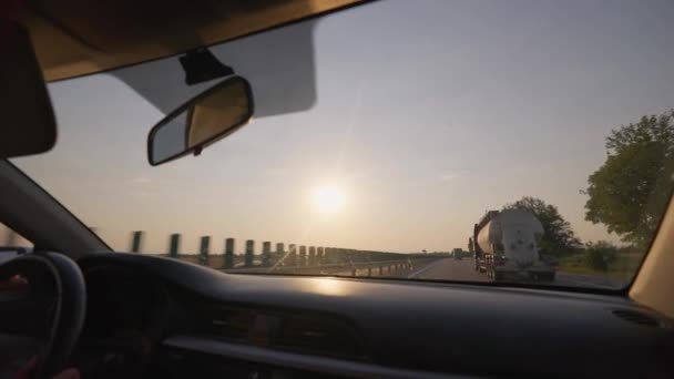Вид Зсередини Водійського Автомобіля Шосе Заході Сонця Вітрове Скло Транспортного — стокове відео